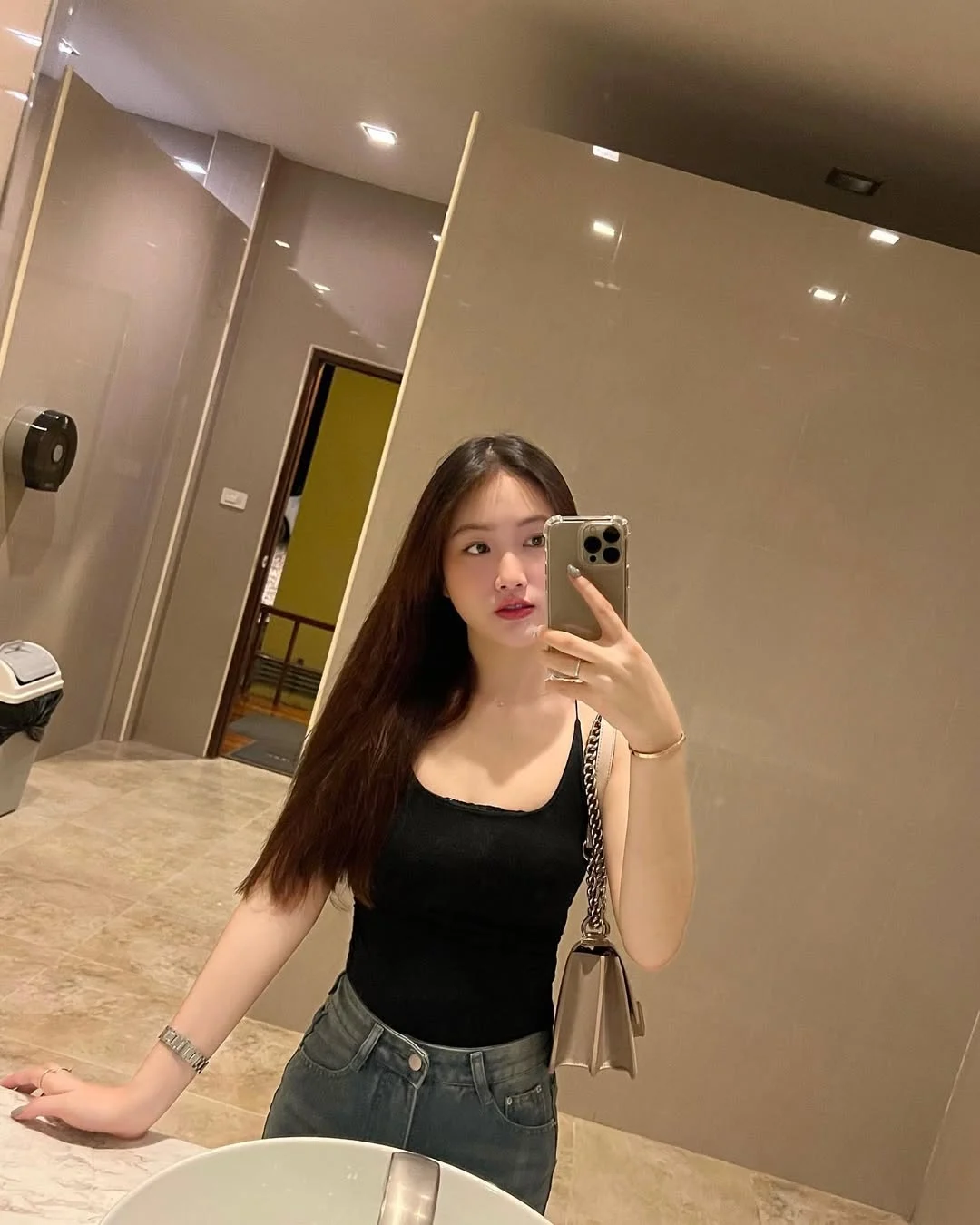 Photo next profile Hu Yuna-Ailin